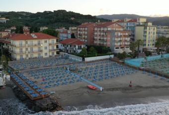 Appartamenti Scarone allows 18 year olds to book a room