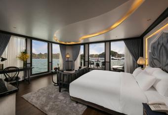 LaPinta Boutique Cruises has rooms with a private hot tub