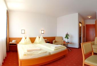 Hotel Alpengasthof Hochegger has rooms with a private hot tub