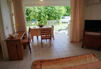 Studio avec jardin clos et wifi a Le Moule a 3 km de la plage has Smoking rooms
