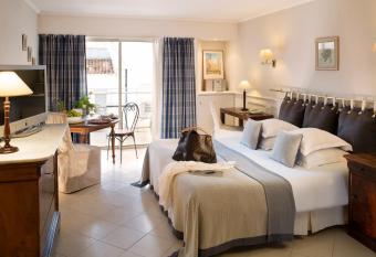 Villa d Estelle allows 18 year olds to book a room