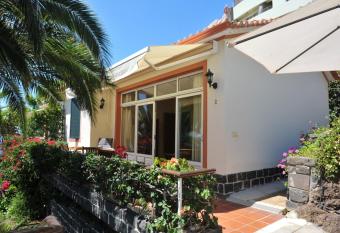 One bedroom bungalow with sea view enclosed garden and wifi at Funchal 1 km away from the beach has Balcony rooms