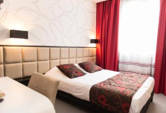 H  tel Astoria allows 18 year olds to book a room