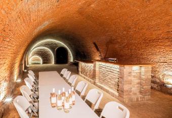 Apartm  ny Hab  nsk  , cel   d  m allows 18 year olds to book a room