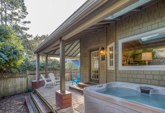 The Sea Knoll has Balcony rooms