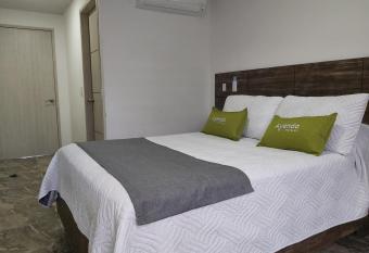 Ayenda 1423 Los Maderos allows 18 year olds to book a room