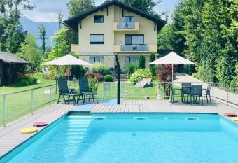 Haus am Wald allows 18 year olds to book a room