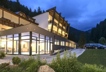 Hotel Rosengarten allows 18 year olds to book a room