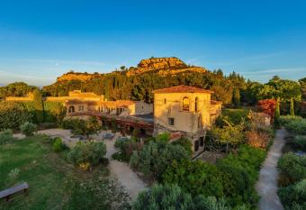 Garrigae Abbaye de Sainte Croix allows 18 year olds to book a room