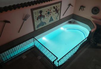 La Casona Canaria Boutique Home B & B allows 18 year olds to book a room