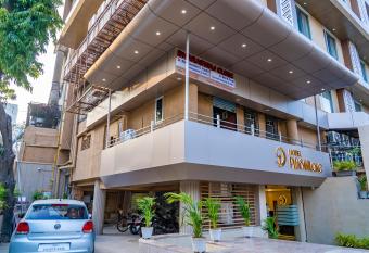 Hotel Pleasant Lake allows 18 year olds to book a room