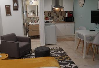 studio proche Paris et la d  fense 10min - non-fumeur allows 18 year olds to book a room