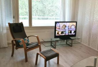4 km to the Jyv  skyl   city center afoot, cute apartment with free parking has Balcony rooms