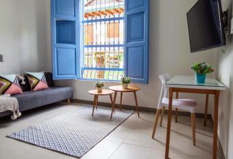 Azulado Jeric   allows 18 year olds to book a room