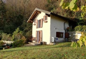 Romantica casetta nel verde con vista sul lago allows 18 year olds to book a room