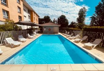 Zenitude H  tel-R  sidences Carcassonne allows 18 year olds to book a room