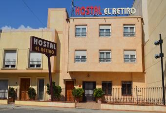 Hostal El Retiro has Balcony rooms
