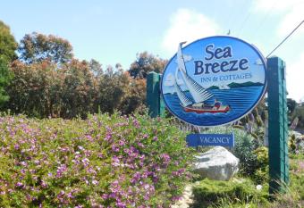 Sea Breeze Inn - Pacific Grove allows 18 year olds to book a room