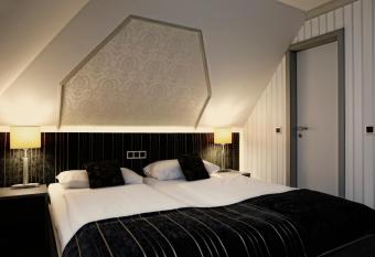 Konsumhotel Dorotheenhof Weimar has rooms with a private hot tub