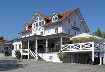 Donau-Hotel allows 18 year olds to book a room