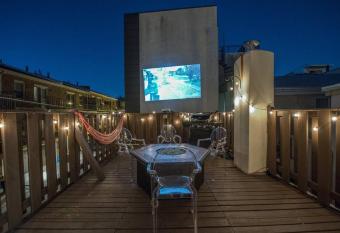 THEE TREE HOUSE PENNSLANDING, QUEEN VILLAGE, TLA, b has Balcony rooms