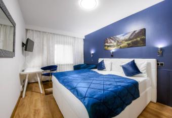 Hotel Rivoli allows 18 year olds to book a room