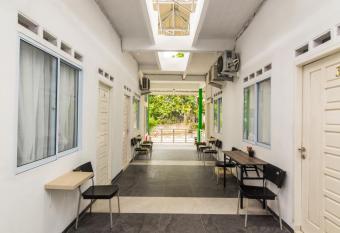 RedDoorz Syariah near Tanjung Pinang City Center allows 18 year olds to book a room