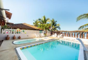 Hotel Vista Guamilule allows 18 year olds to book a room