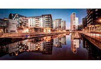 Modern Deluxe Leeds Dock Apartment Free Parking has Balcony rooms