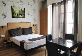 OYO Townhouse 702 Kachnar House Vikas Nagar allows 18 year olds to book a room