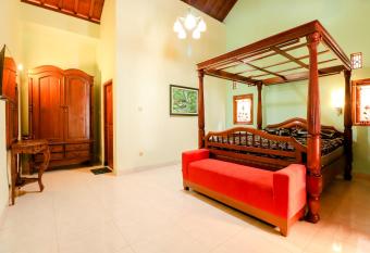 Griya 90TR Syariah has rooms with a private hot tub