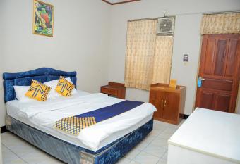 SPOT ON 2559 Hotel Handayani Syariah allows 18 year olds to book a room