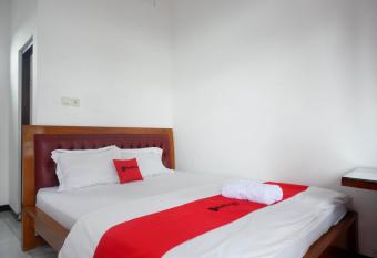 RedDoorz near Alun Alun Wonosobo 2 has Balcony rooms