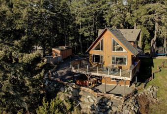 The Cabin+The Tiny Cabin: A Sooke Ocean View Oasis has Balcony rooms