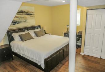 The King Suites - Netflix, Disney, Amzn Video -near ATL Hartsfield Jackson Airport has Balcony rooms