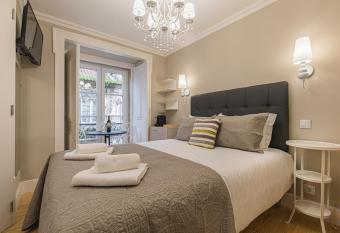 LovelyStay - Charming Douradoures I allows 18 year olds to book a room