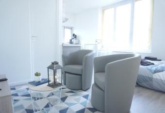 Studio Cosy Saint-Quentin allows 18 year olds to book a room