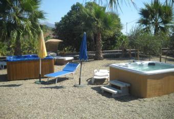 Oasi Love has rooms with a private hot tub