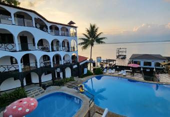 Hotel Mi Para  so R  o Dulce allows 18 year olds to book a room