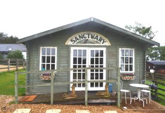 Peaceful Log Cabin next to Horse Field allows 18 year olds to book a room