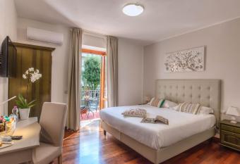 Plaza Rooms Ciampino allows 18 year olds to book a room