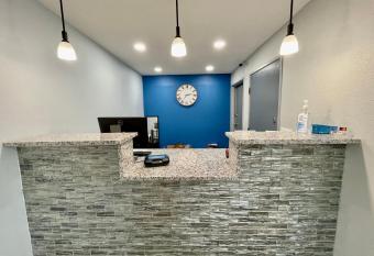 Lamoni inn & suites allows 18 year olds to book a room