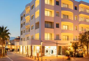 Palace Lido Hotel & Suites allows 18 year olds to book a room