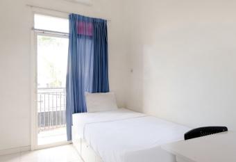 OYO Life 2760 Kost Simpang Borobudur 47 allows 18 year olds to book a room