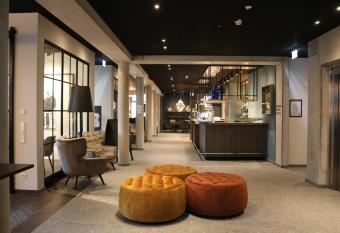 Hotel Zeitgeist allows 18 year olds to book a room