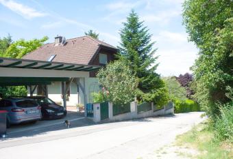 B&B Family Basement Apartment, Breakfast, Free Parking, 5km from Tulln allows 18 year olds to book a room