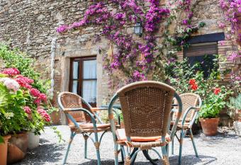 Turismo Rural Calaliu allows 18 year olds to book a room