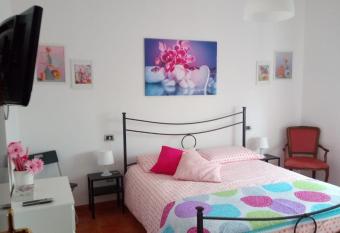 Casa Tiziana ( Locazione Turistica) allows 18 year olds to book a room