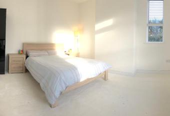Kings Lynn, Double bedroom, newly renovated bathroom allows 18 year olds to book a room