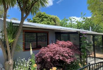 Twin Oaks Quiet Cottage has Balcony rooms